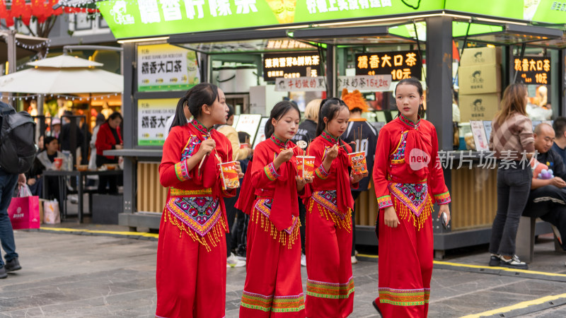 国庆云南昆明南屏步行街的市民与游客众多