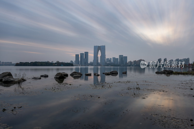 江苏苏州金鸡湖东方之门CBD日落夜景