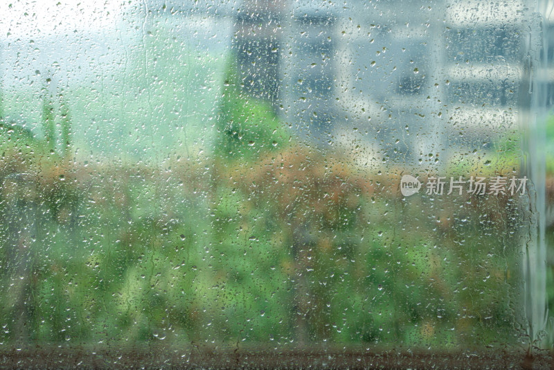 下雨天行驶的火车车窗玻璃上的雨水