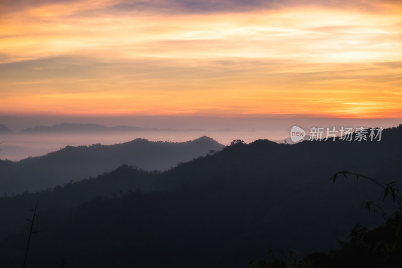 山景自然色彩斑斓的日出