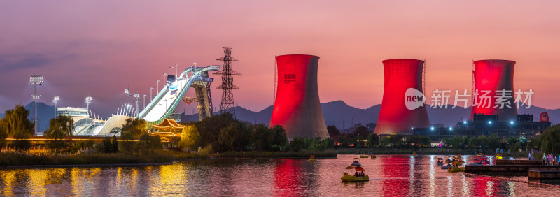 夕阳下的首钢冷却塔与滑雪大跳台