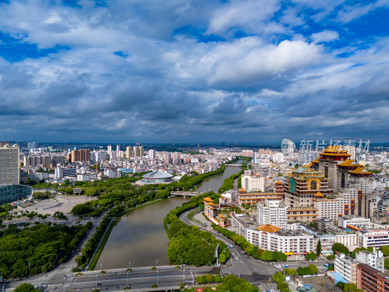 广西玉林城市大景蓝天白云航拍图