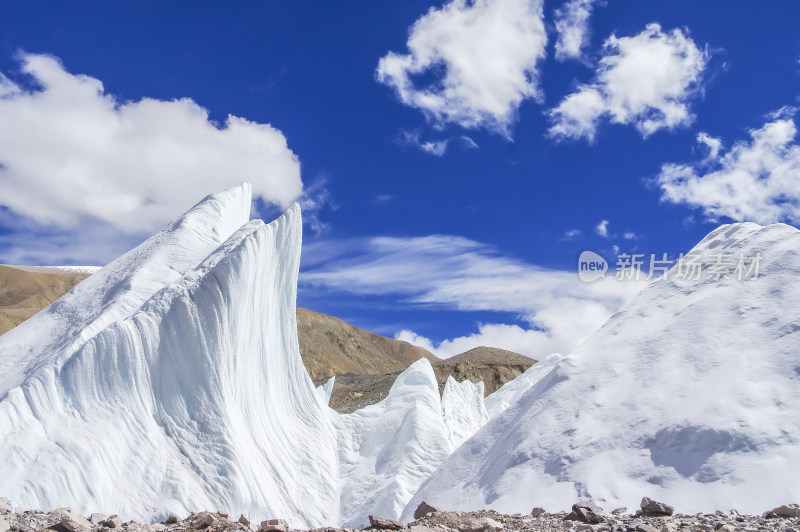 希夏邦马峰雪山脚下冰川冰塔林