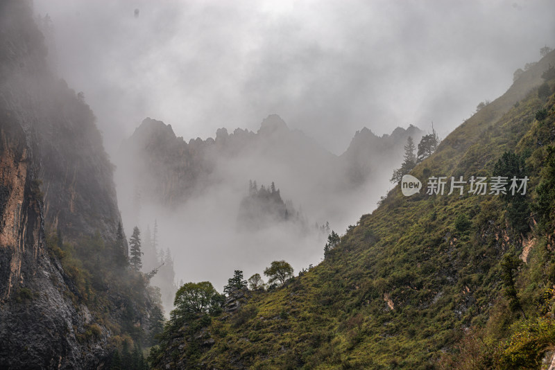 云雾缭绕的山峰