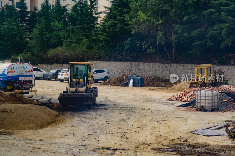 建筑工地，正在挖土行驶的装载机