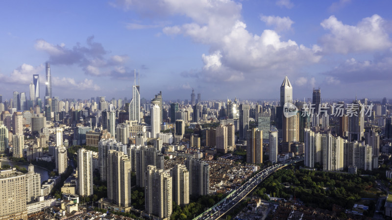 上海城市高楼林立的壮观全景