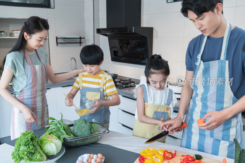 年轻父母教孩子学做饭