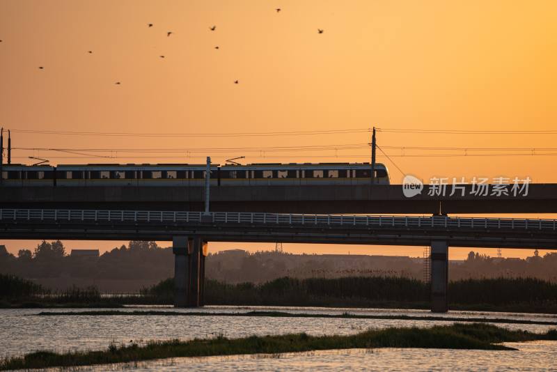 夕阳小桥梁上的地铁列车