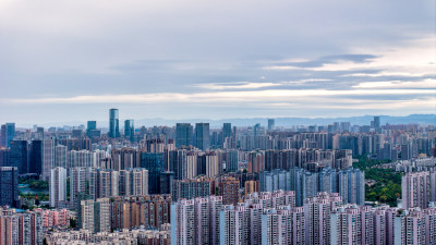 大风天气成都龙泉山与城市航拍