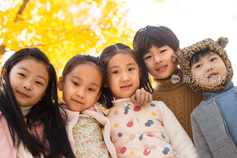 可爱的男孩女孩在户外玩耍