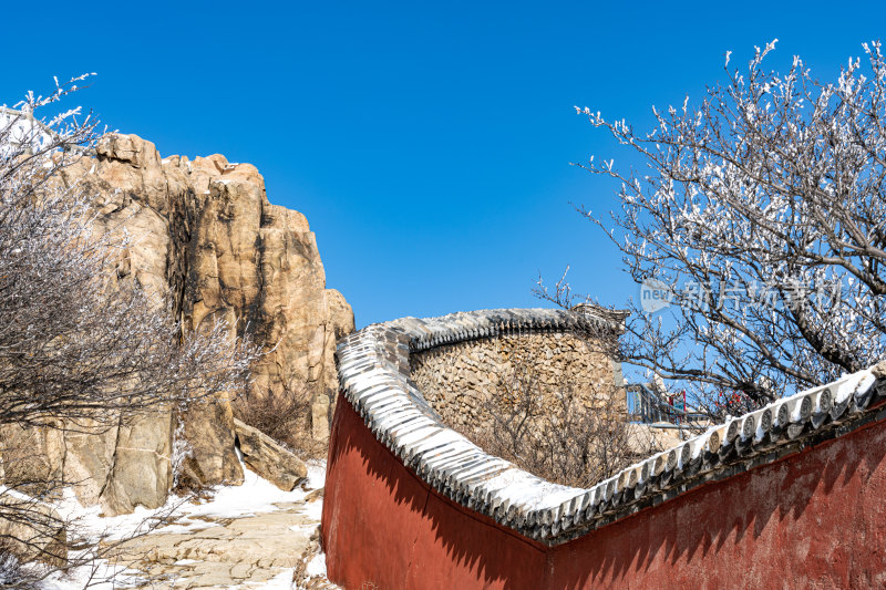 春雪后的泰安泰山风景区自然风光景点景观