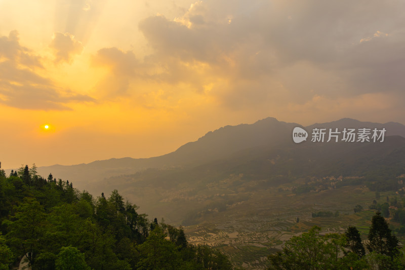 山间日出梯田自然风光