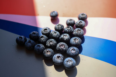 桌上蓝莓的高角度视图