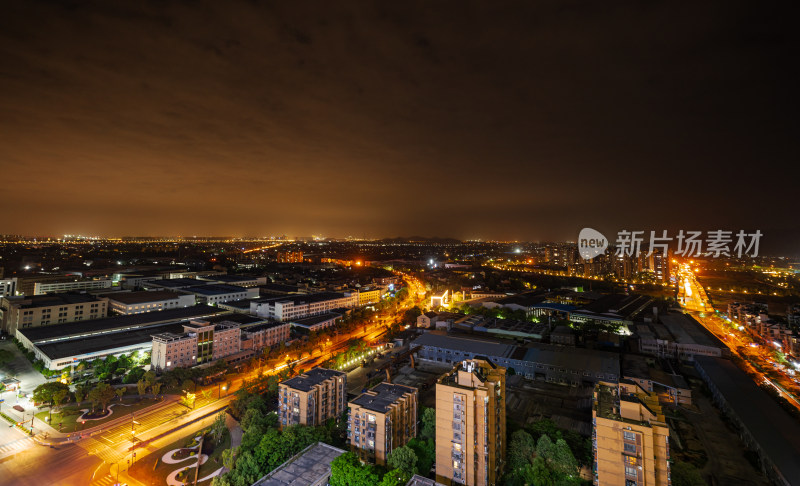 夜晚城市建筑与道路的航拍景象