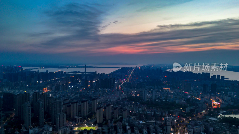 晚霞中的江西九江城市夜景航拍图