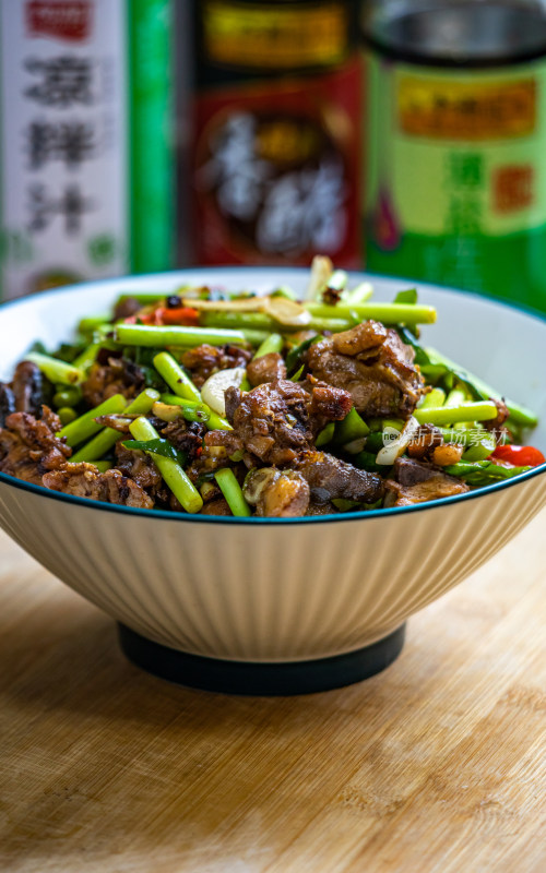 蒜苔青椒干锅鸭家常菜