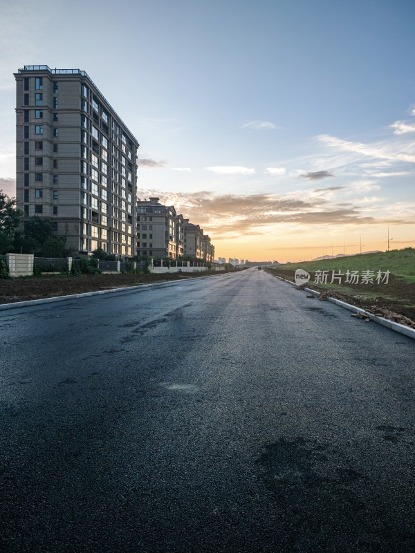 夕阳下空旷的城市道路