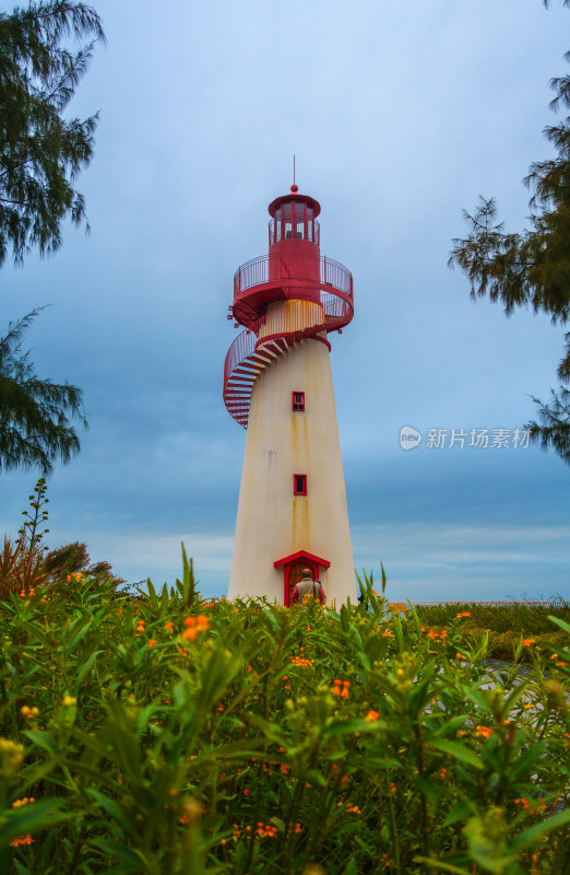 海边红白相间灯塔风景