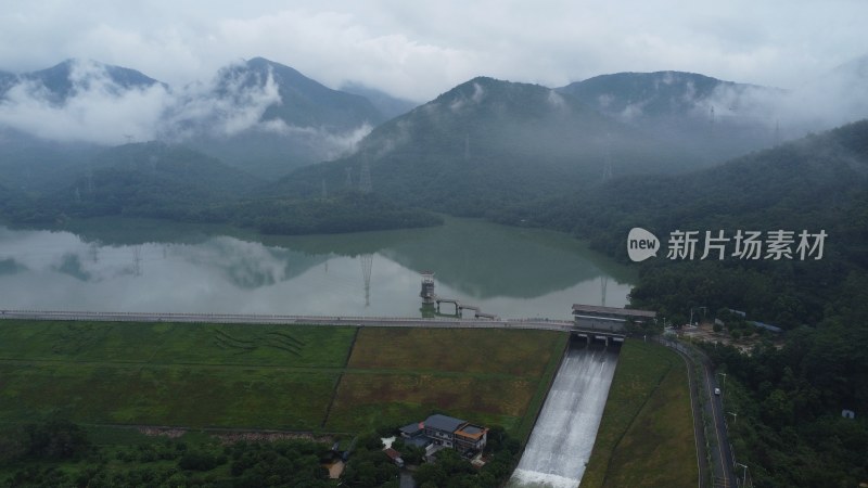 广东东莞：雨后清溪湖水库泄洪