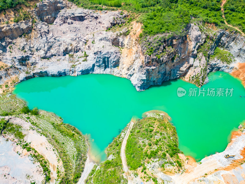 爱心湖泊自然风景蓝色湖泊航拍图