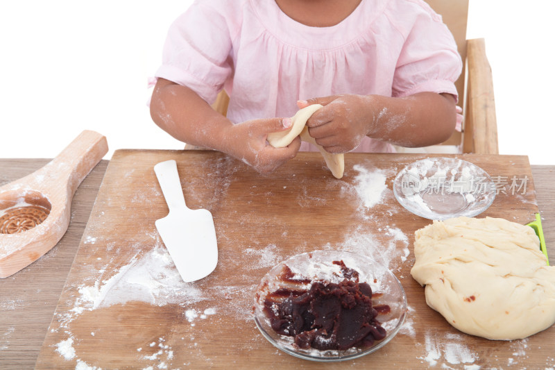 小孩子在学习制作面食糕点