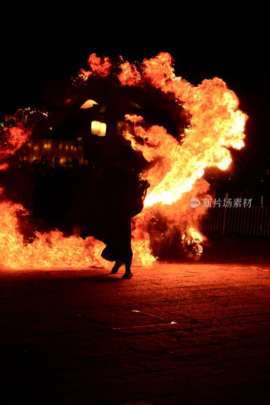 夜晚熊熊燃烧的篝火