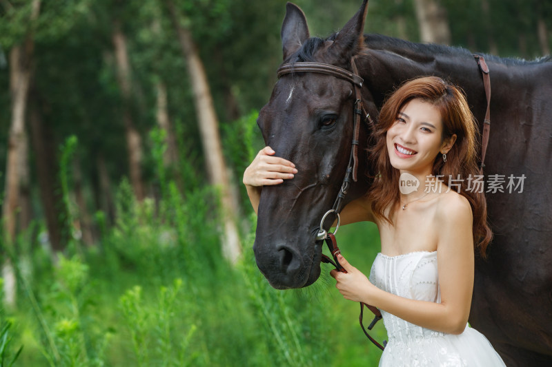 搂着马儿的漂亮青年女人