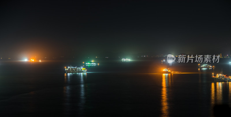 夜空映衬下的城市海景