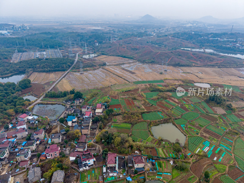 乡村农田与民居航拍全景