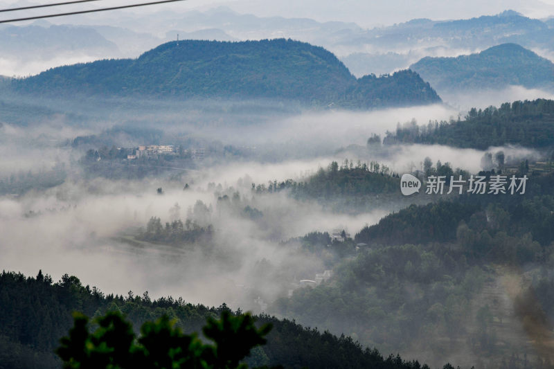 重庆酉阳：雾霾天气青山绿