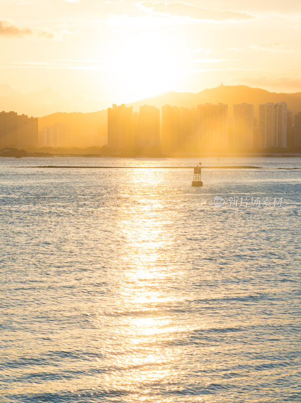 海面波光粼粼