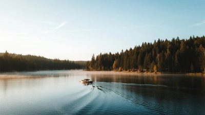 湖面森林间行驶的小船
