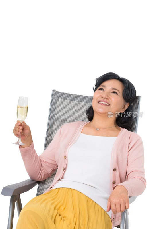 中老年女人坐在沙滩椅上喝香槟酒