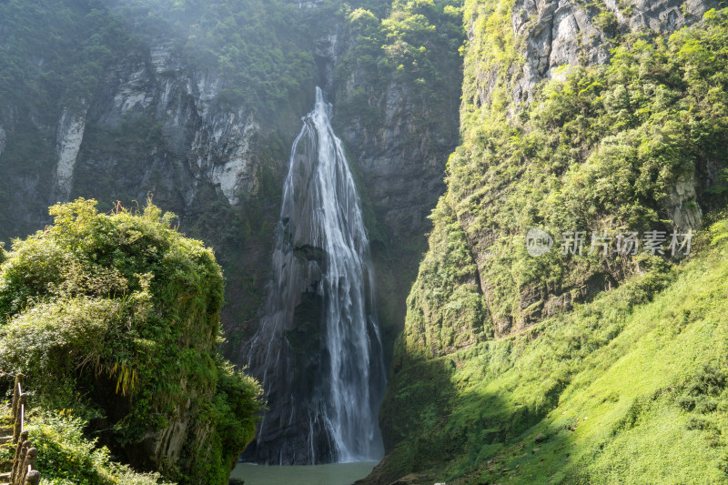 高山瀑布流水自然风光