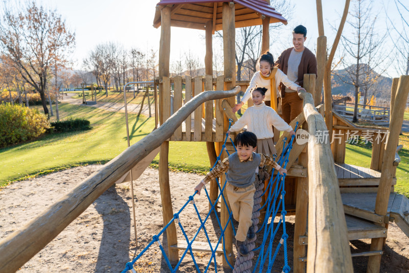 年轻夫妻带着孩子在公园玩耍