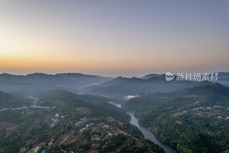 晨曦中的山村