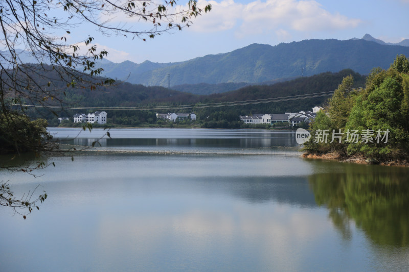 湖泊 山 树林 东方红水库