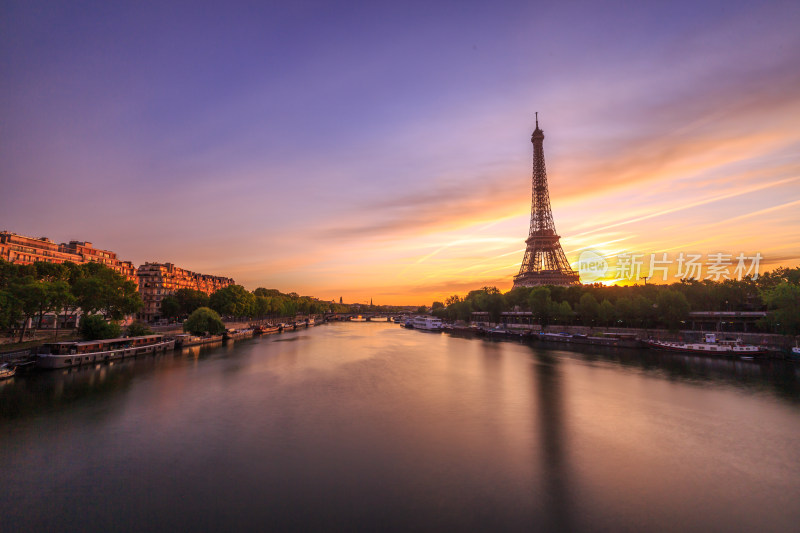法国巴黎埃菲尔铁塔日出