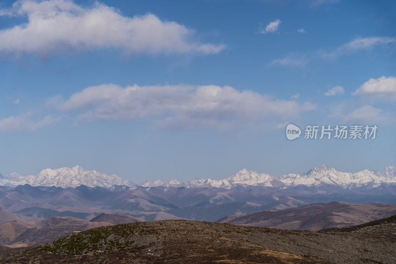 壮丽贡嘎雪山远景下的连绵起伏山脉