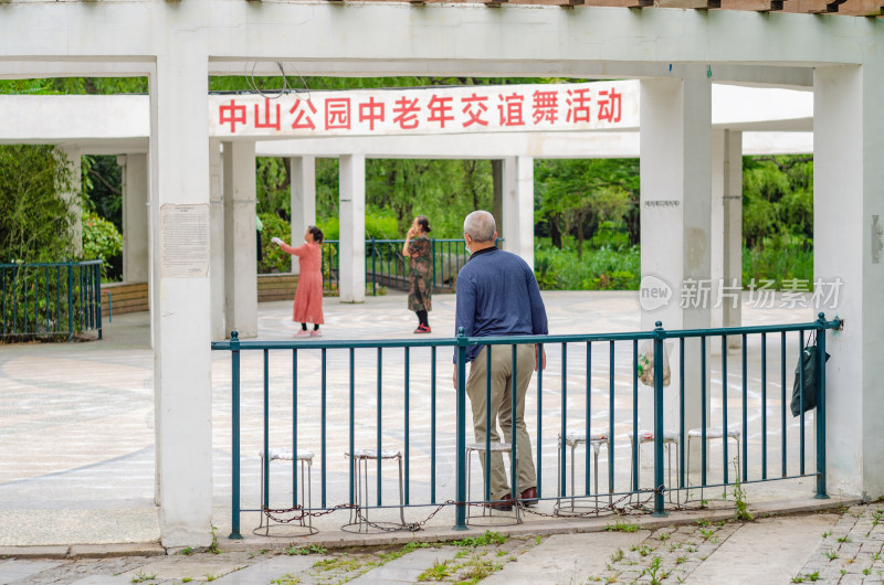 青岛中山公园交谊舞活动中心的老人在练舞