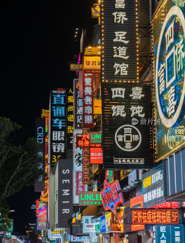 黄兴路步行街中心广场繁华夜景