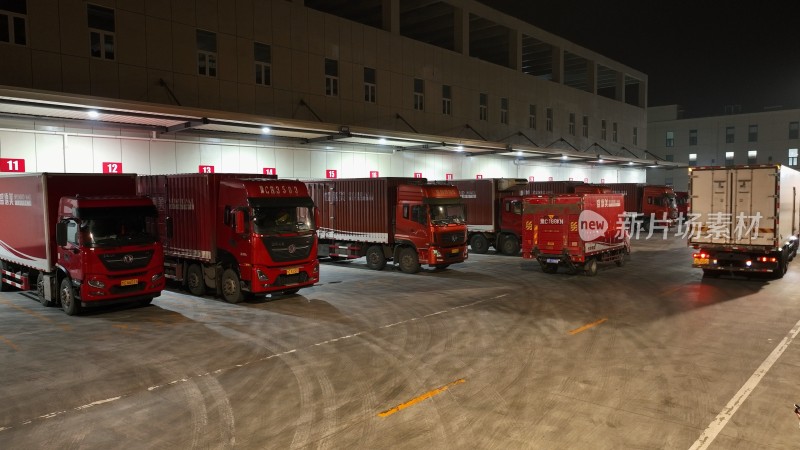 生鲜物流基地车辆运输夜晚航拍