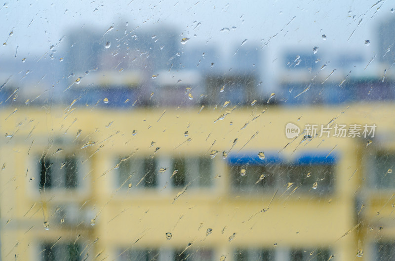 雨天窗外建筑与雨滴景象