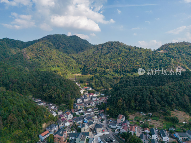 航拍蓝天白云下的青山河流稻田乡村风光