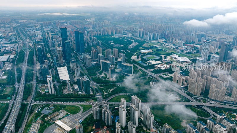 云雾中城市建筑航拍全景