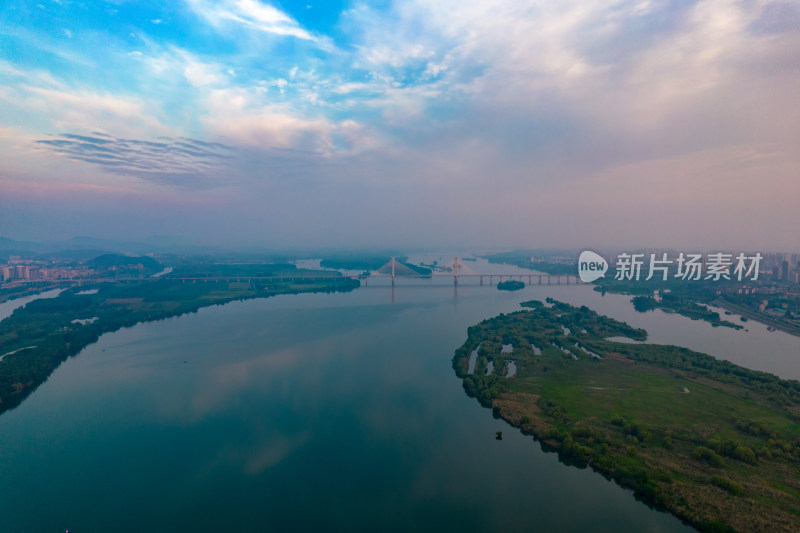 湖北襄阳汉江清晨风光航拍图