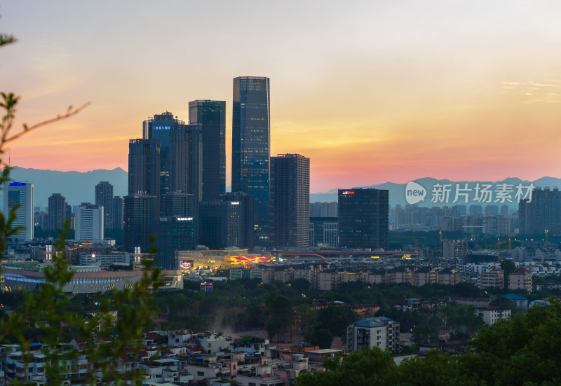 福州乌山风景区俯瞰夕阳下的城市天际线