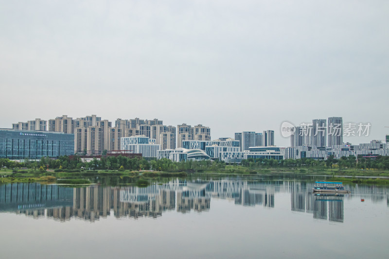 湖面倒影下的城市建筑