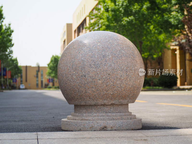 街道边的花岗岩石球
