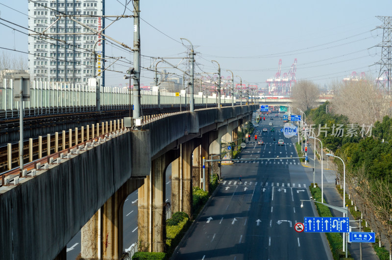 上海城市道路与高架桥的交通景象